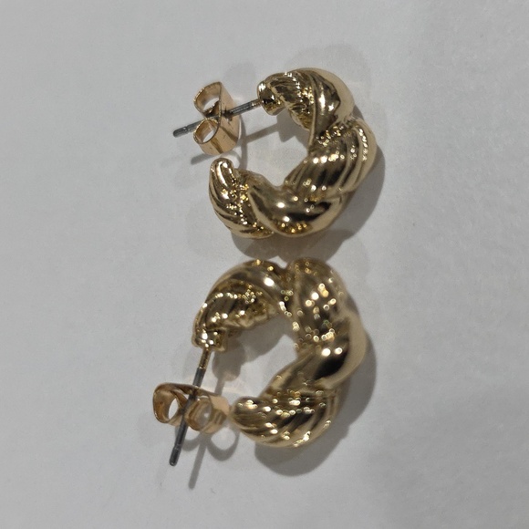 Elegant Gold Twisted Hoop Earrings – Lightweight Statement Jewelry for Everyday - Picture 3 of 8